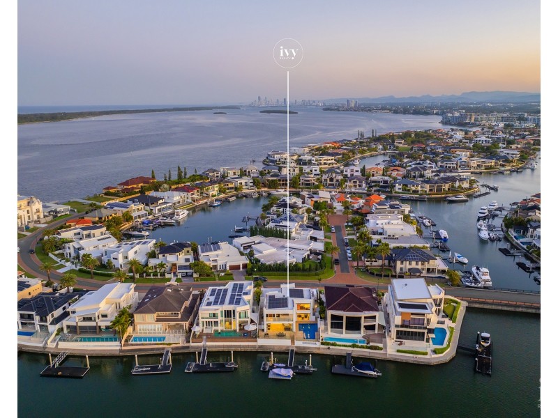 8 King Charles Drive, Sovereign Islands QLD 4216
