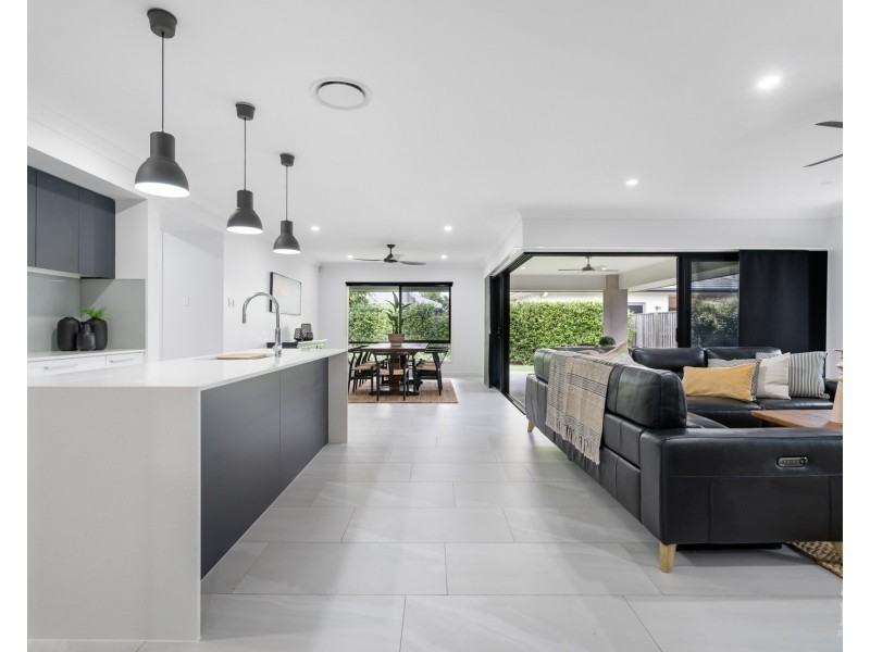 37 Amazon Circuit, Helensvale QLD 4212