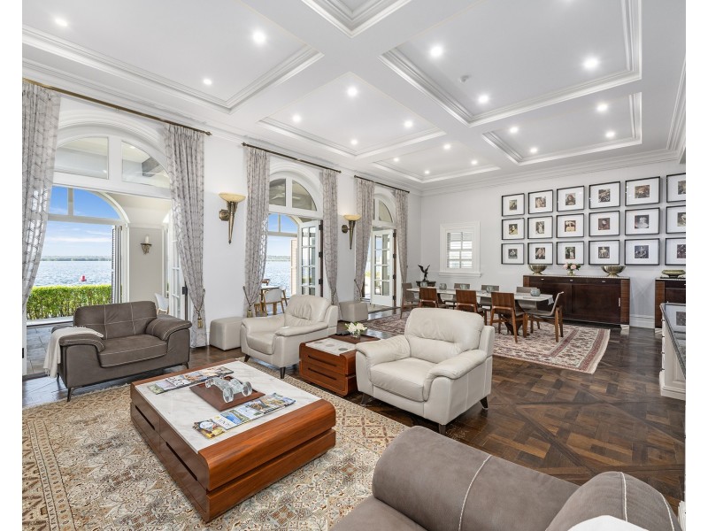 26-32 Knightsbridge Parade East, Sovereign Islands QLD 4216