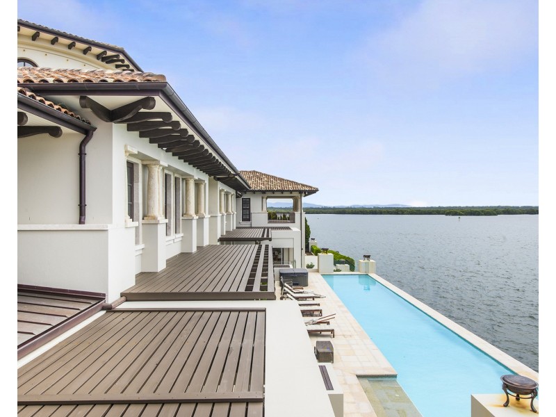 26-32 Knightsbridge Parade East, Sovereign Islands QLD 4216