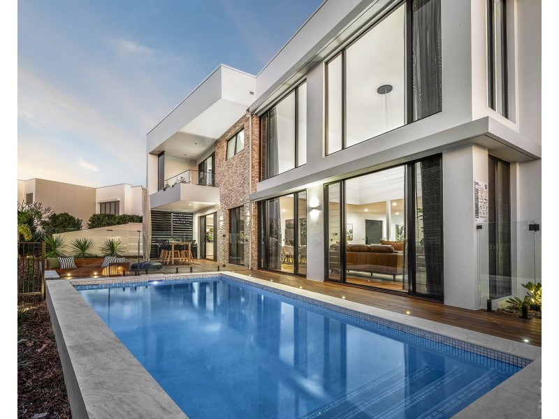 9214 Peter Senior Drive, Hope Island QLD 4212