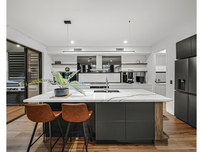 9214 Peter Senior Drive, Hope Island QLD 4212