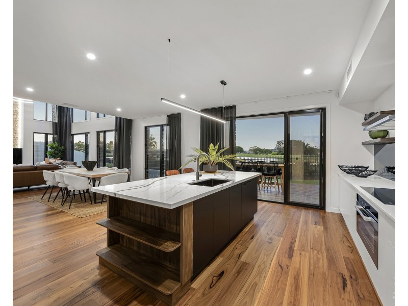 9214 Peter Senior Drive, Hope Island QLD 4212