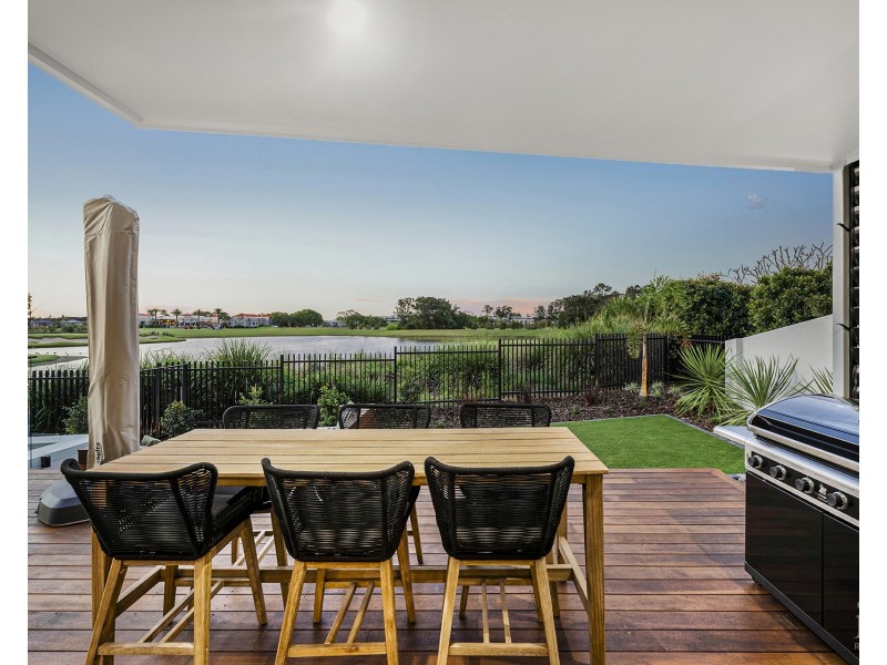 9214 Peter Senior Drive, Hope Island QLD 4212