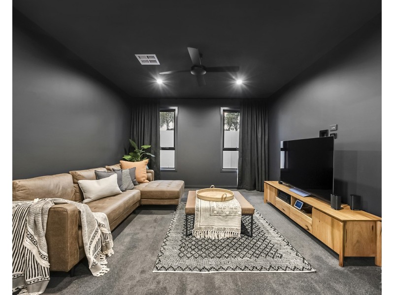 9214 Peter Senior Drive, Hope Island QLD 4212