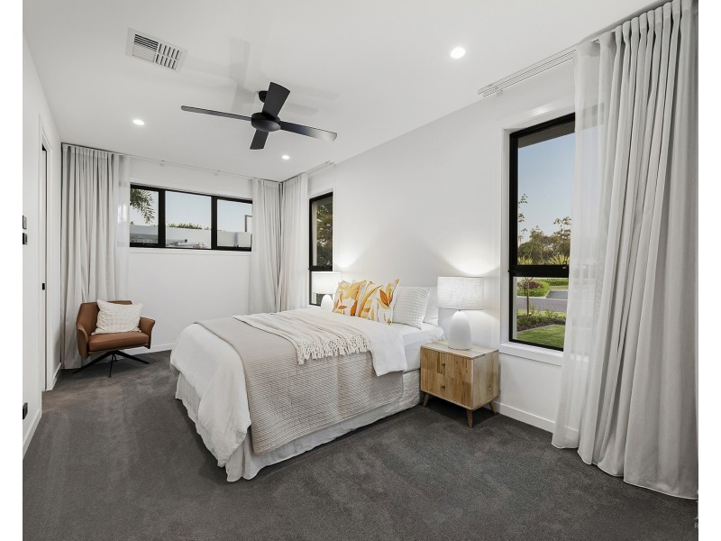 9214 Peter Senior Drive, Hope Island QLD 4212