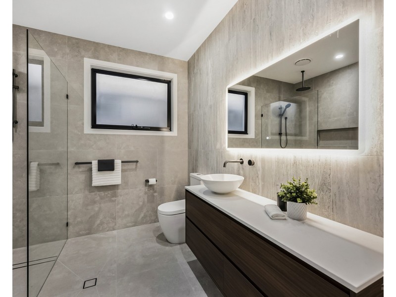 9214 Peter Senior Drive, Hope Island QLD 4212