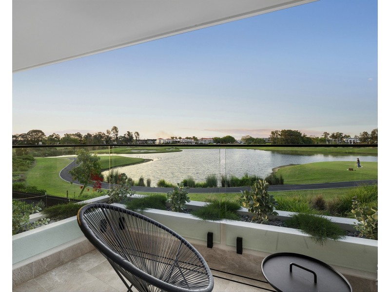 9214 Peter Senior Drive, Hope Island QLD 4212