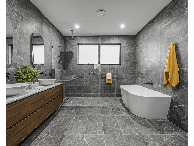 9214 Peter Senior Drive, Hope Island QLD 4212