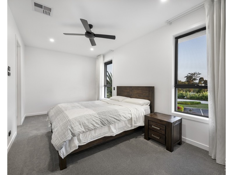 9214 Peter Senior Drive, Hope Island QLD 4212