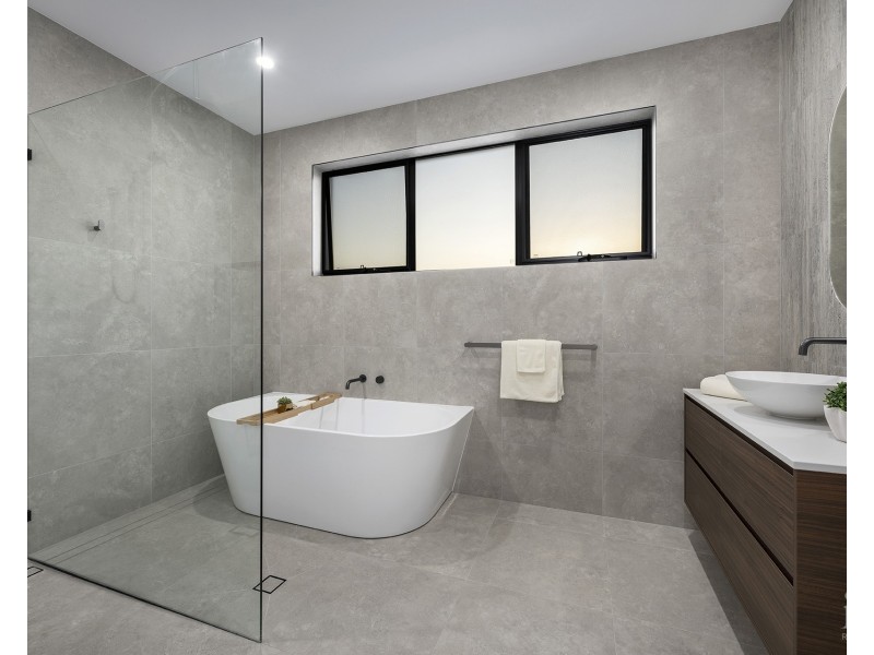 9214 Peter Senior Drive, Hope Island QLD 4212