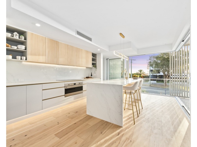 2-4/3 Esplanade West, Paradise Point QLD 4216