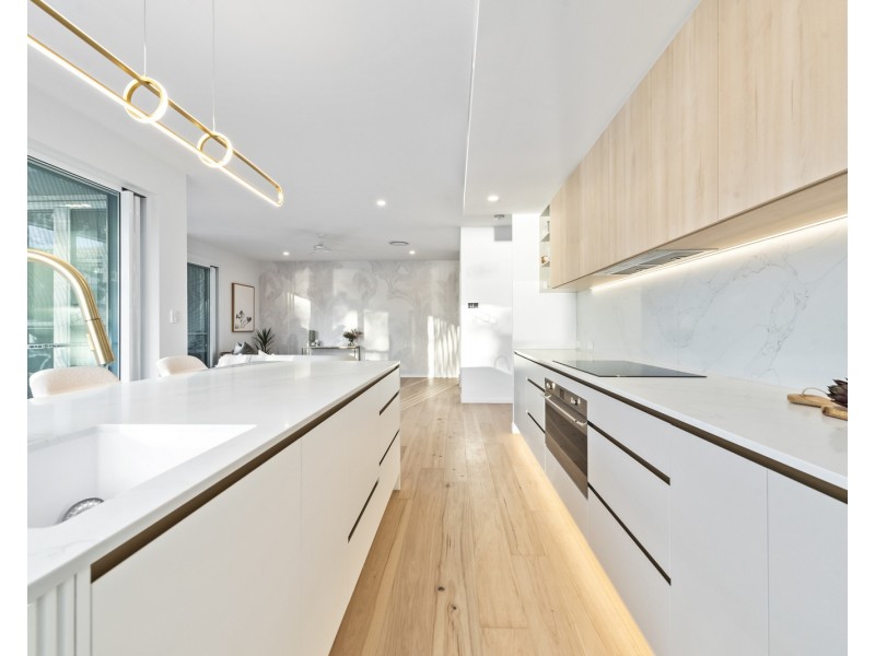 2-4/3 Esplanade West, Paradise Point QLD 4216