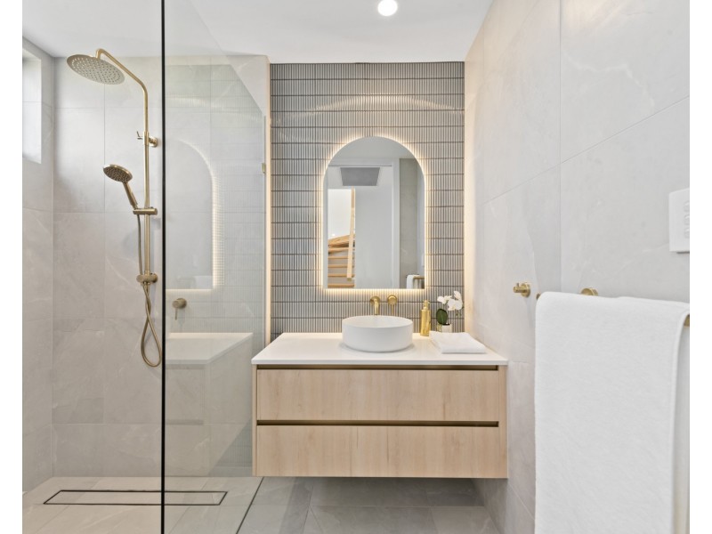 2-4/3 Esplanade West, Paradise Point QLD 4216