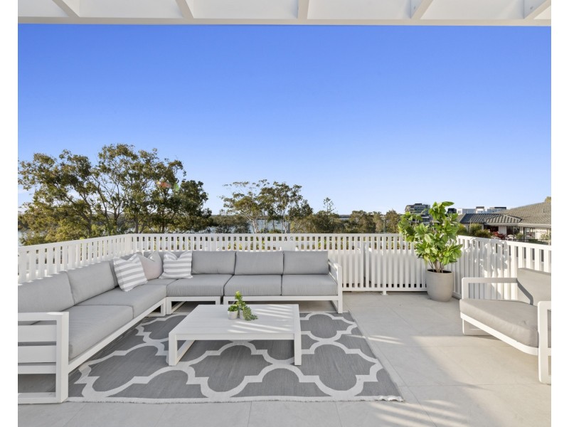 2-4/3 Esplanade West, Paradise Point QLD 4216