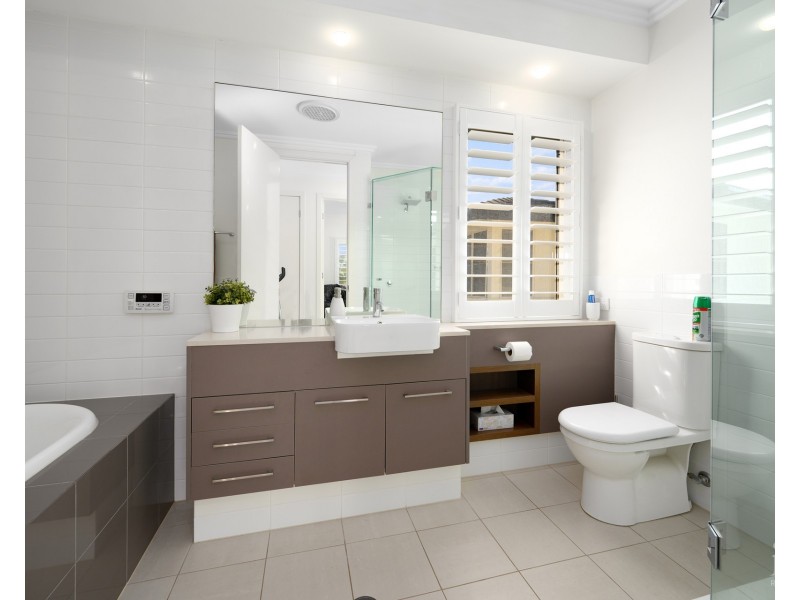 6016 Calardo Avenue, Hope Island QLD 4212