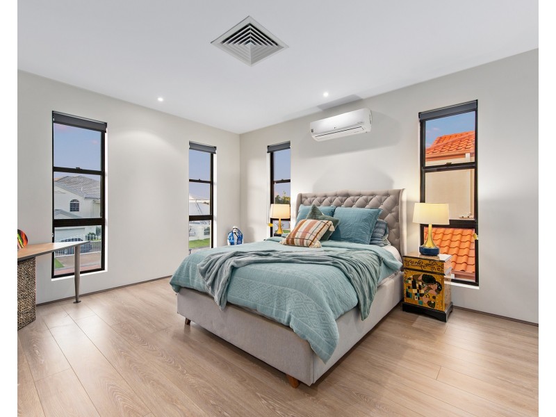 23 King Arthurs Court, Sovereign Islands QLD 4216