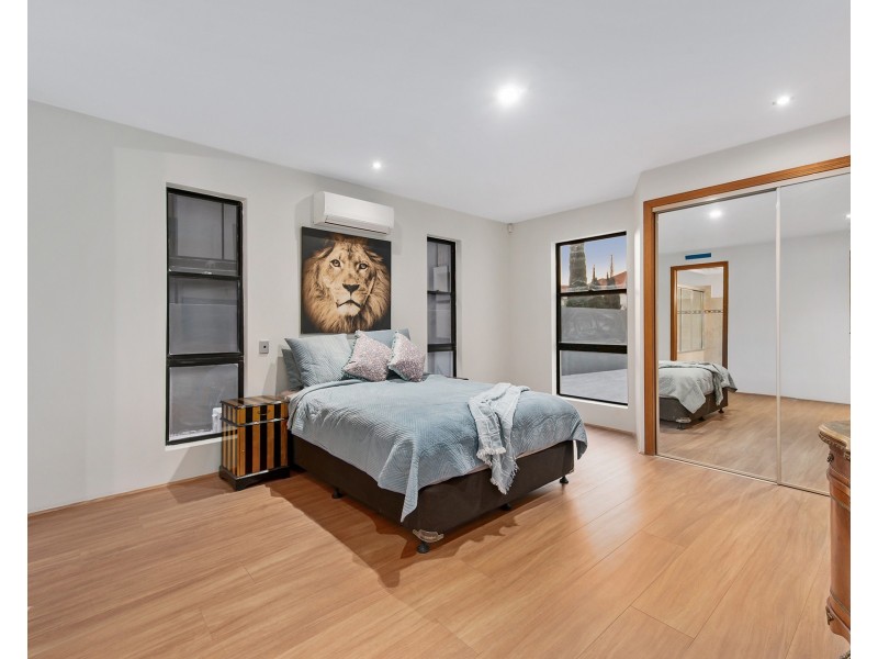 23 King Arthurs Court, Sovereign Islands QLD 4216