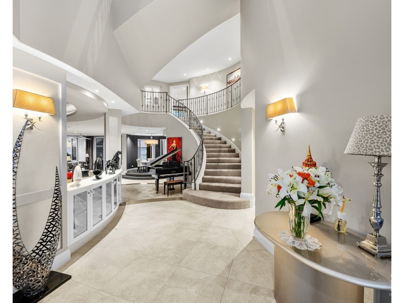 18 Knightsbridge Parade East, Sovereign Islands QLD 4216