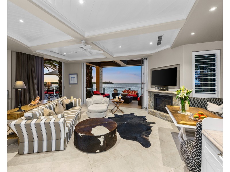 18 Knightsbridge Parade East, Sovereign Islands QLD 4216