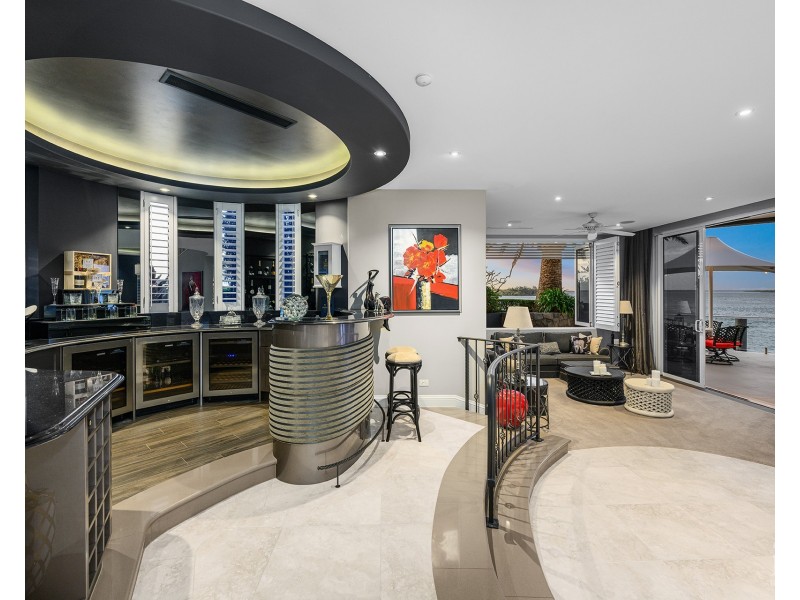 18 Knightsbridge Parade East, Sovereign Islands QLD 4216