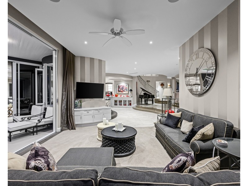 18 Knightsbridge Parade East, Sovereign Islands QLD 4216