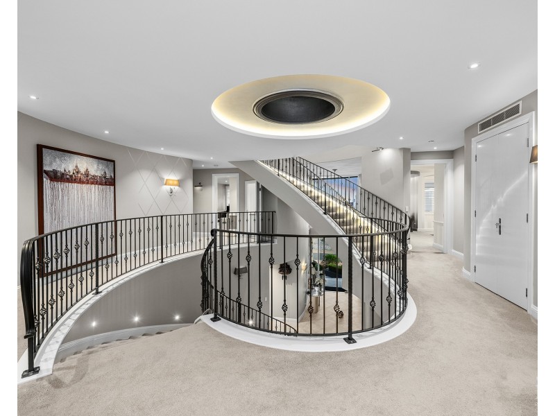 18 Knightsbridge Parade East, Sovereign Islands QLD 4216