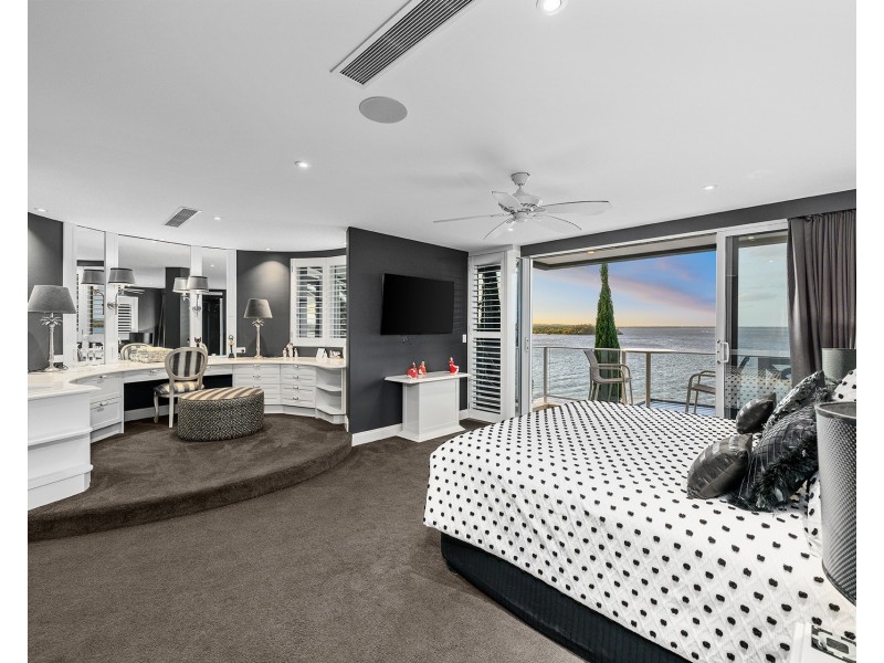18 Knightsbridge Parade East, Sovereign Islands QLD 4216