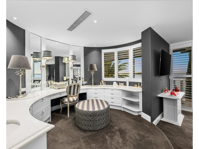 18 Knightsbridge Parade East, Sovereign Islands QLD 4216