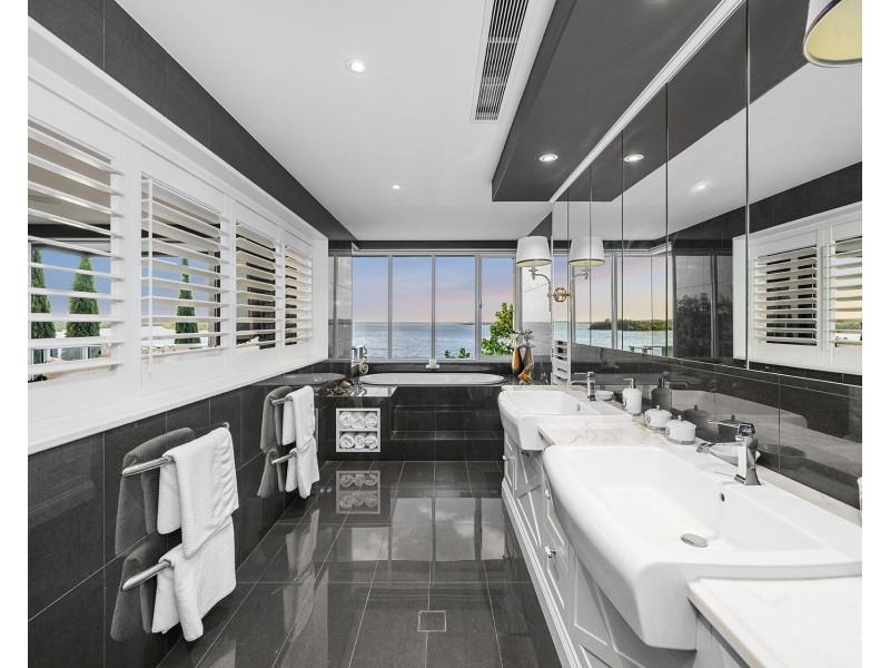 18 Knightsbridge Parade East, Sovereign Islands QLD 4216