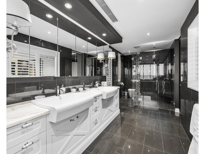 18 Knightsbridge Parade East, Sovereign Islands QLD 4216