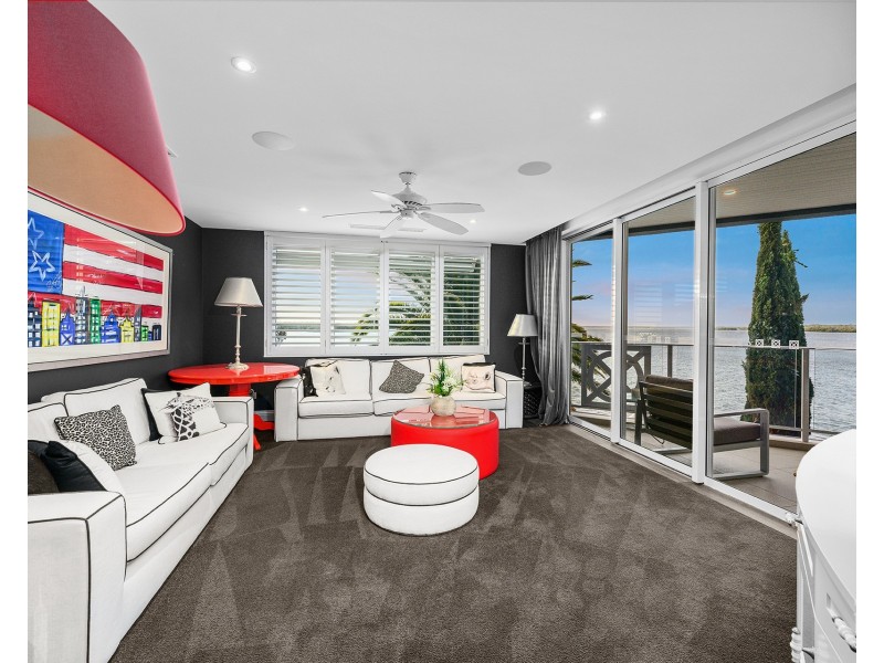 18 Knightsbridge Parade East, Sovereign Islands QLD 4216