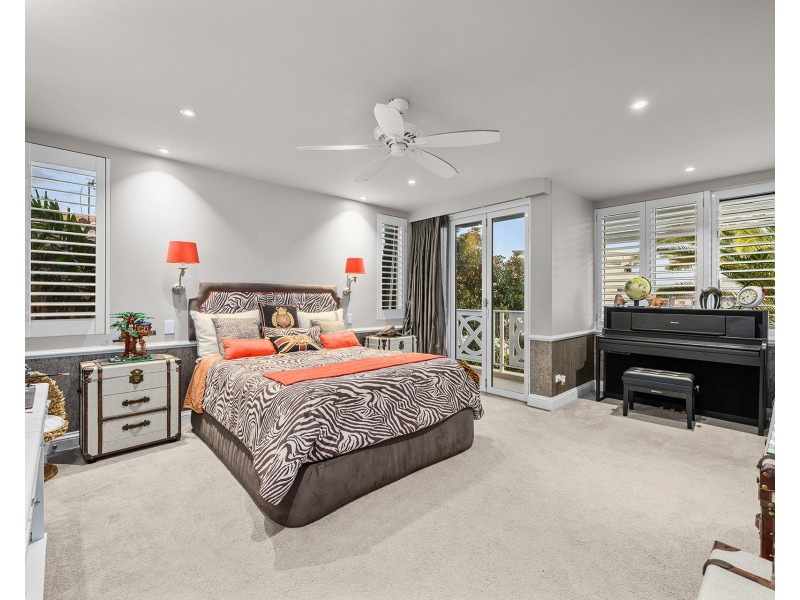 18 Knightsbridge Parade East, Sovereign Islands QLD 4216