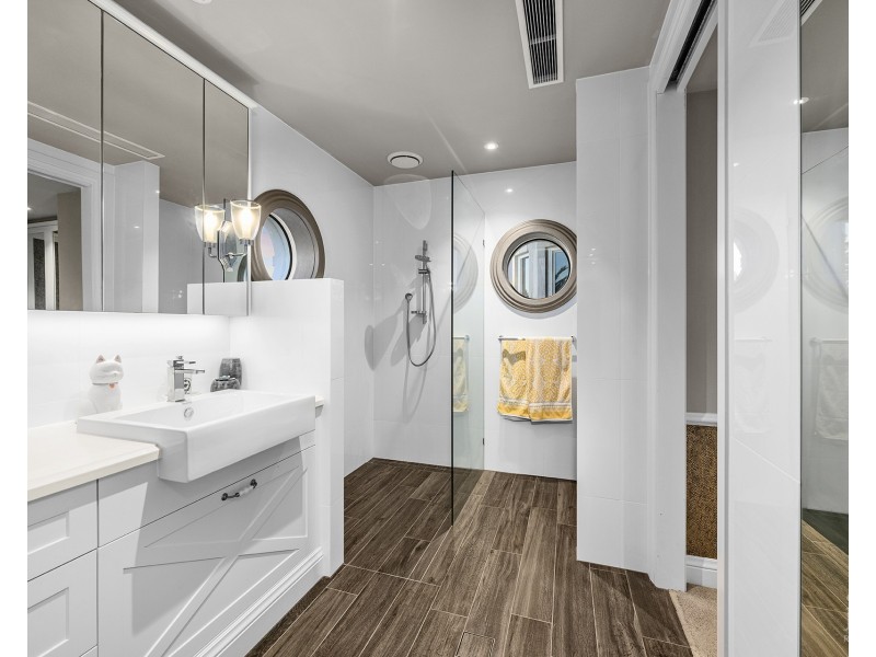 18 Knightsbridge Parade East, Sovereign Islands QLD 4216