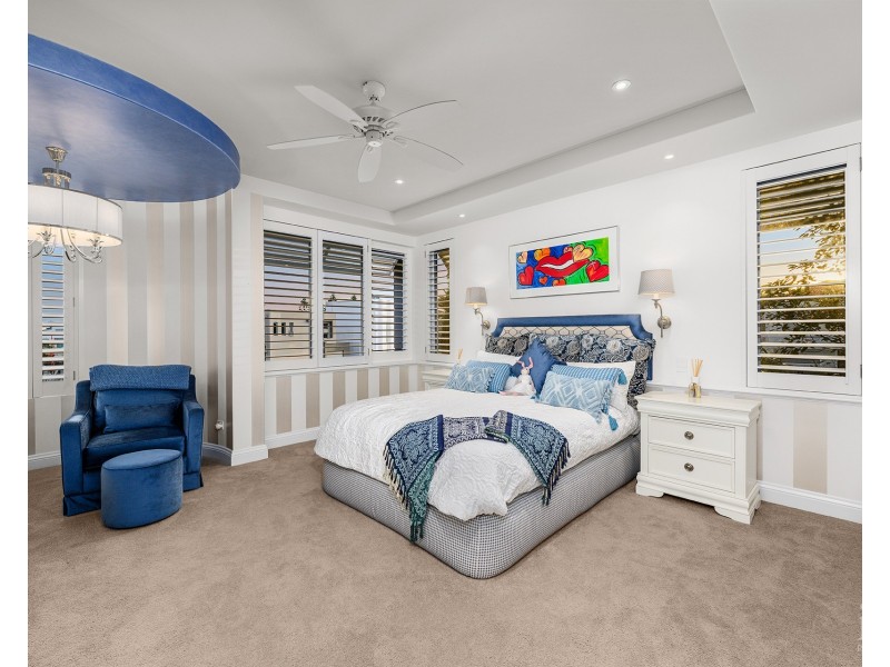 18 Knightsbridge Parade East, Sovereign Islands QLD 4216