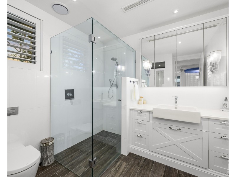 18 Knightsbridge Parade East, Sovereign Islands QLD 4216
