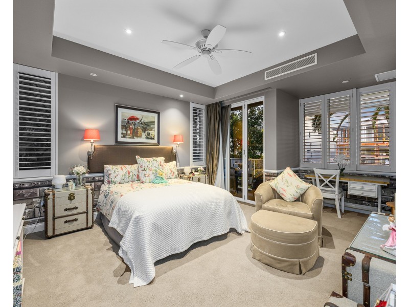 18 Knightsbridge Parade East, Sovereign Islands QLD 4216