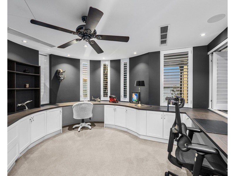 18 Knightsbridge Parade East, Sovereign Islands QLD 4216