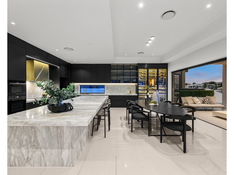 5 Royal Albert Crescent, Sovereign Islands QLD 4216
