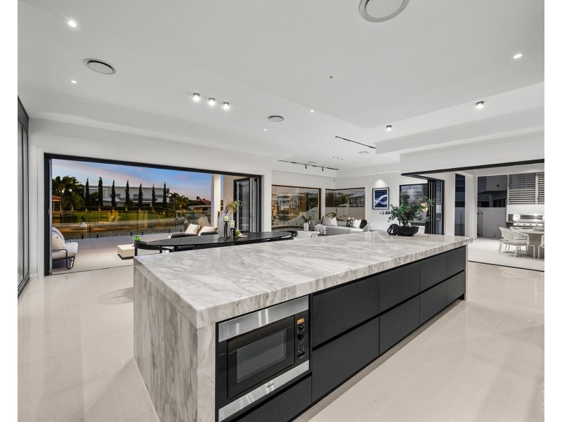 5 Royal Albert Crescent, Sovereign Islands QLD 4216