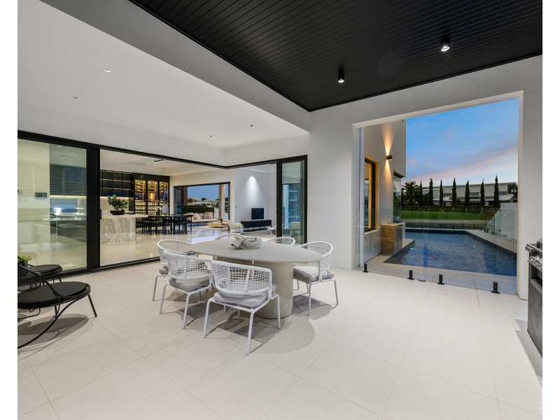 5 Royal Albert Crescent, Sovereign Islands QLD 4216