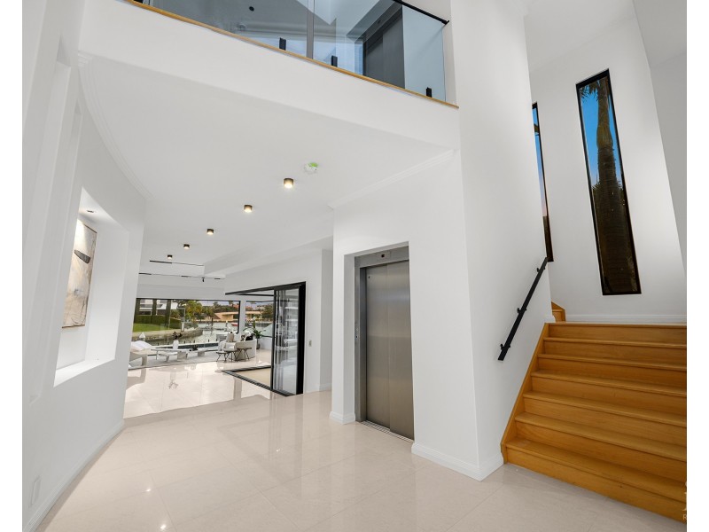 5 Royal Albert Crescent, Sovereign Islands QLD 4216