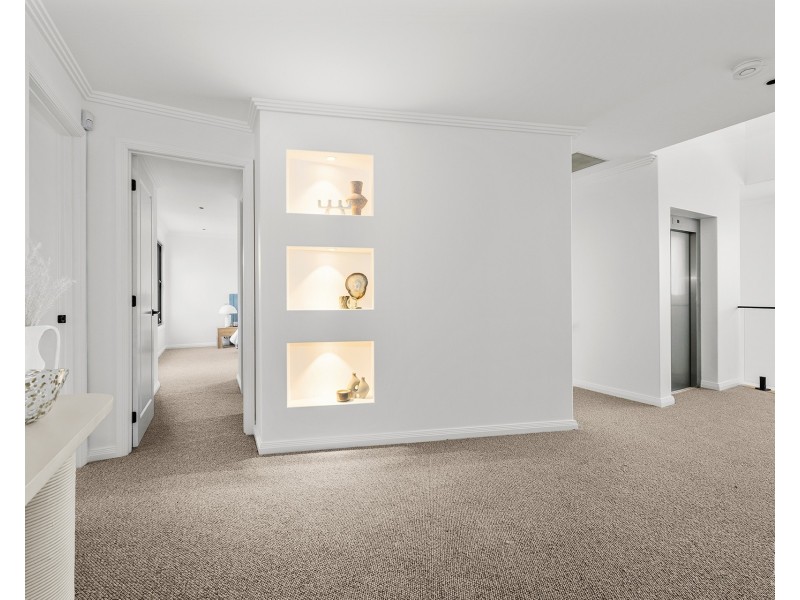 5 Royal Albert Crescent, Sovereign Islands QLD 4216