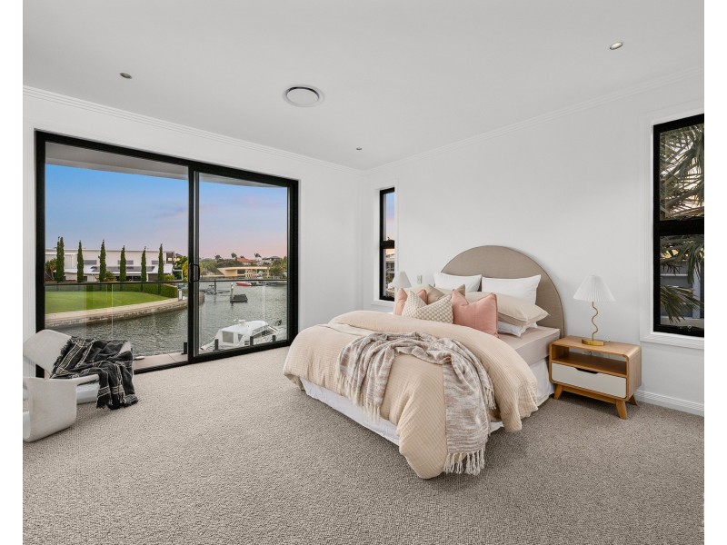 5 Royal Albert Crescent, Sovereign Islands QLD 4216