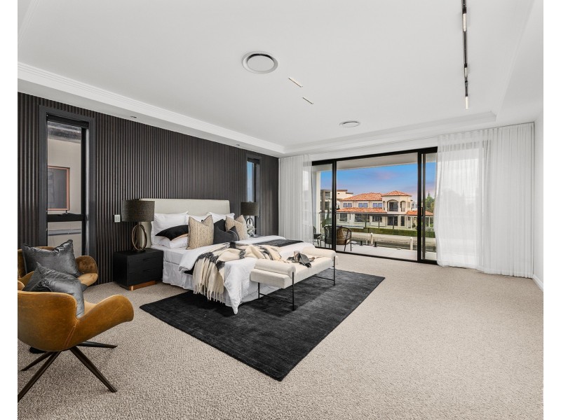 5 Royal Albert Crescent, Sovereign Islands QLD 4216