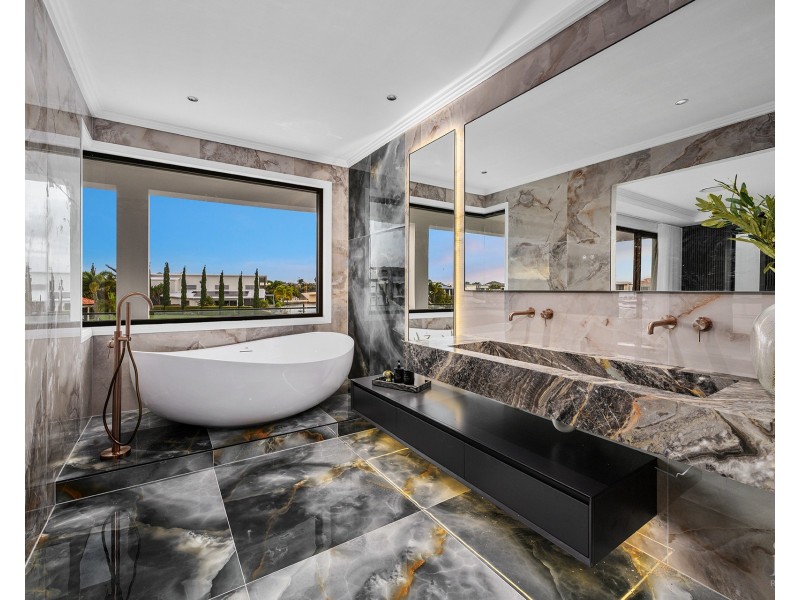 5 Royal Albert Crescent, Sovereign Islands QLD 4216