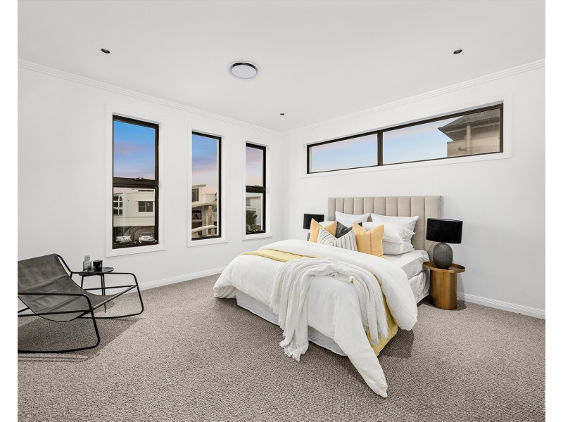 5 Royal Albert Crescent, Sovereign Islands QLD 4216