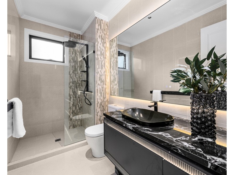 5 Royal Albert Crescent, Sovereign Islands QLD 4216
