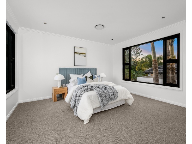5 Royal Albert Crescent, Sovereign Islands QLD 4216