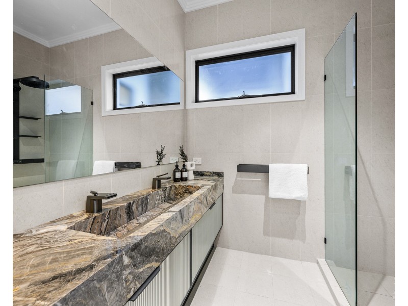 5 Royal Albert Crescent, Sovereign Islands QLD 4216